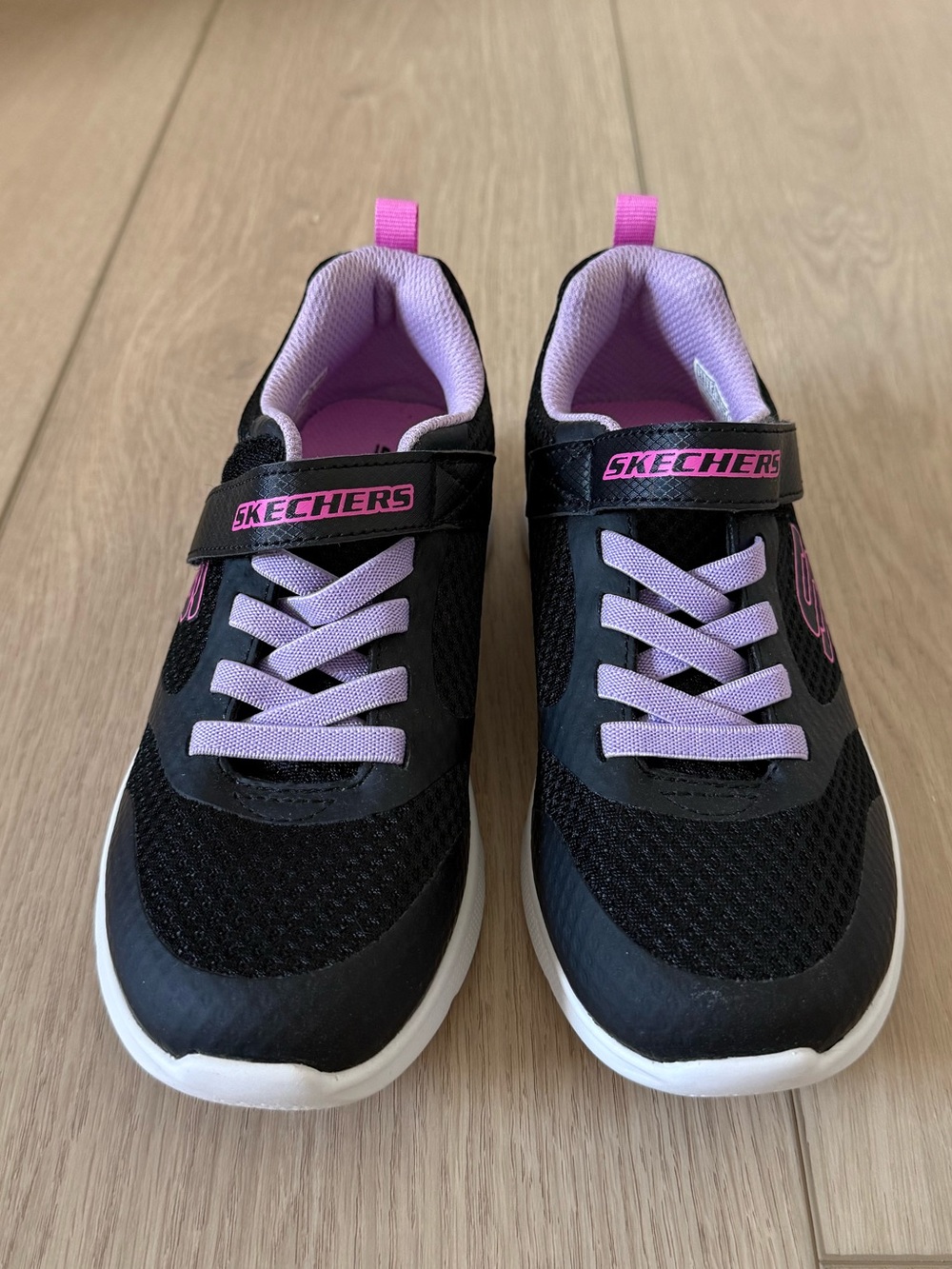 New Sketchers Girl Sneaker in Black/ Violet
